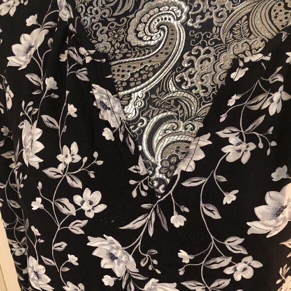 NWT Boho vibes Black & White Floral Chiffon V Neck Blouse. Small. - Picture 3 of 11